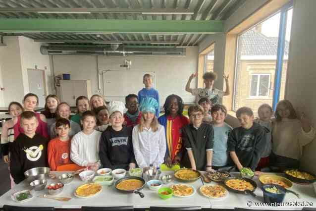 Leerlingen leren rekenen, taal en samenwerken terwijl ze omeletten bakken