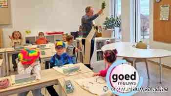 Diaken wijdt nieuw schooltje in Grote-Spouwen met palmtak