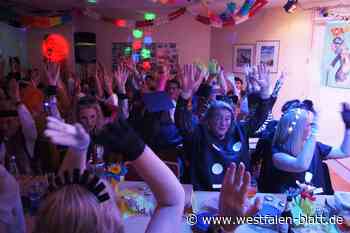 Mehr als 100 Frauen feiern ausgelassen Karneval in Löhne