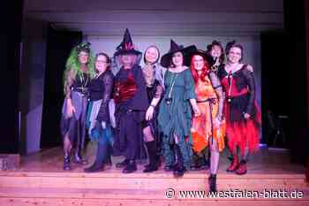 Frauen lassen die Hexen tanzen