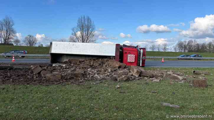 A50 gaat uren dicht door gekantelde vrachtwagen die lading verloor