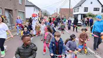 180 leerlingen van basisschool De Startbaan Lanklaar vieren straatcarnaval