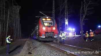Auto schleudert bei Kochel über Bahngleise - Zwei Verletzte - Zug leitet Notbremsung ein