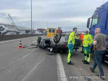 Duitse BMW gaat over de kop: bestuurder lichtgewond