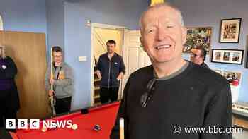 Snooker legend Davis surprises fans with visit