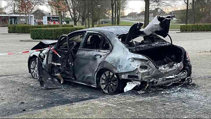 Almere - Auto uitgebrand bij crematorium
