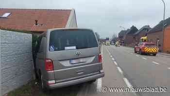 Bestelwagen botst tegen betonnen platen in Neeroeteren, vrouw gewond afgevoerd