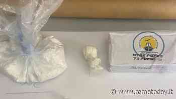 Va a trovare il padre in carcere e gli porta un regalo "stupefacente"