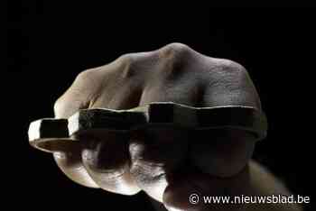 Bestuurder met boksbeugel onderweg