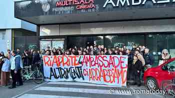 "Riaprite l'Ambassade altrimenti ci arrabbiamo": sit-in dei residenti per il cinema del quartiere