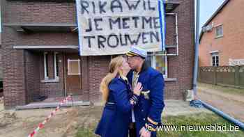 Emotioneel moment tijdens Peltse stoet: carnavalist Jelle vraagt vriendin ten huwelijk met spandoek