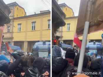 La violenza degli antagonisti a Bologna: ombrelli e bastoni contro i poliziotti