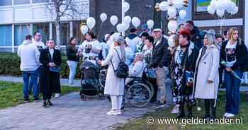 Meer dan tweehonderd mensen lopen mee met stille tocht voor doodgestoken Joni (13) in Schiedam