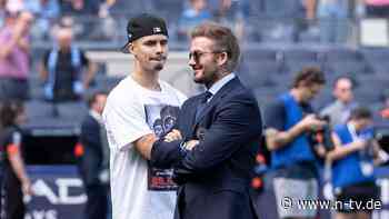 Laufsteg-Auftritt in Mailand: David Beckham veräppelt seinen Sohn Romeo