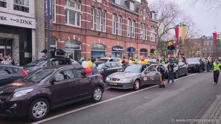 Kriskras en puzzelend door Oeteldonk in volledige versierde carnavalsauto's