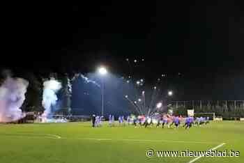 Voetballer krijgt vuurpijl tegen borst tijdens dorpsderby: speler met brandwonden naar ziekenhuis, ploeggenoot loopt gehoorschade op