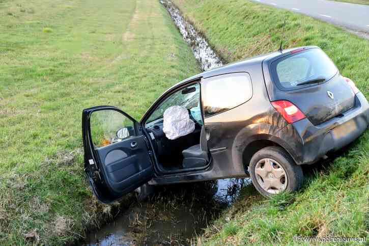 Automobilist raakt van de weg en belandt in sloot, man naar het ziekenhuis