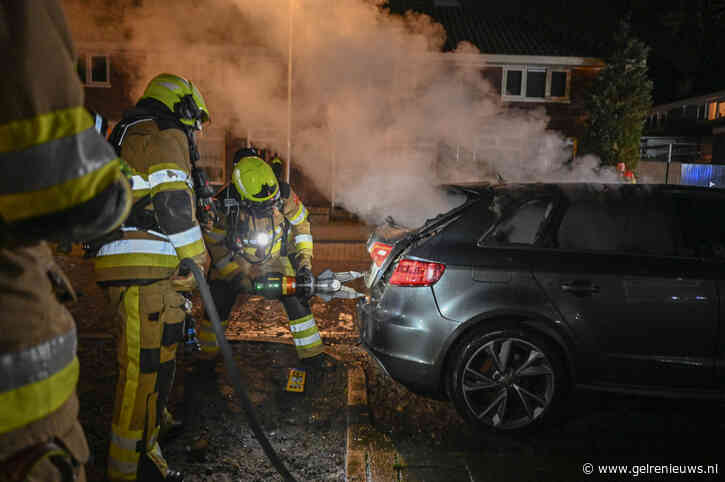Auto brand volledig uit aan de binnenkant, politie vermoed brandstichting