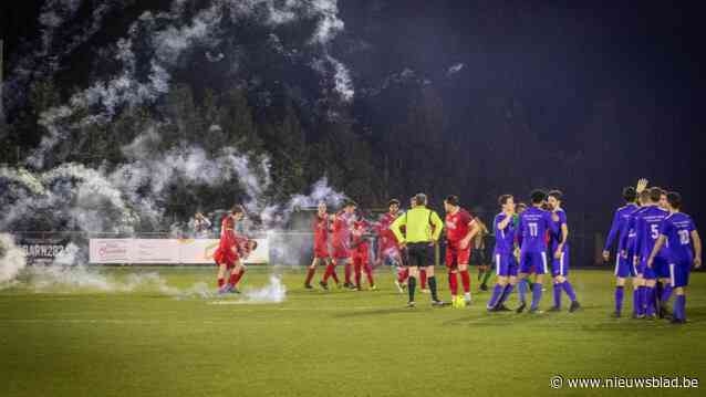Twee spelers afgevoerd na vuurwerkshow tijdens dorpsderby tussen SV Wildert en Excelsior Essen: “Dit had een hoogdag voor het voetbal moeten worden”