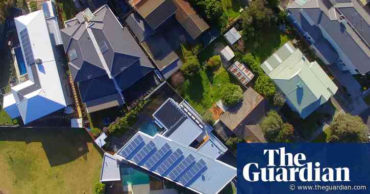 Labor backs household batteries in bid to win over voters on cost-of-living and climate worries