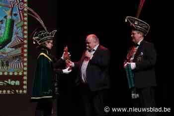 Burgemeester D’haeseleer geeft prins Kim (43) symbolische macht over Ninove: “Ik kreeg nog maar net de macht, en ik moet ze alweer afgeven”