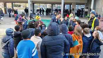 Goochelaar verrast leerlingen op carnavalfeest: “Ze vinden het geweldig als ik dingen laat verdwijnen”