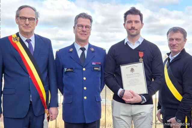 “Overal was er bloed: op de muren, op het plafond en in het bed”: politieman Niko (32) krijgt ereteken nadat hij leven van vrouw redde