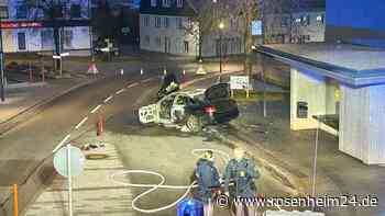 Spektakulärer Bankraub in Bayern gescheitert: Täter fliehen, Fluchtauto verunfallt und in Brand gesteckt