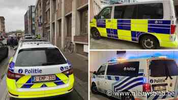 Oranje bumpers van politievoertuigen ruimen plaats voor opvallende striping: “Heel goed zichtbaar”