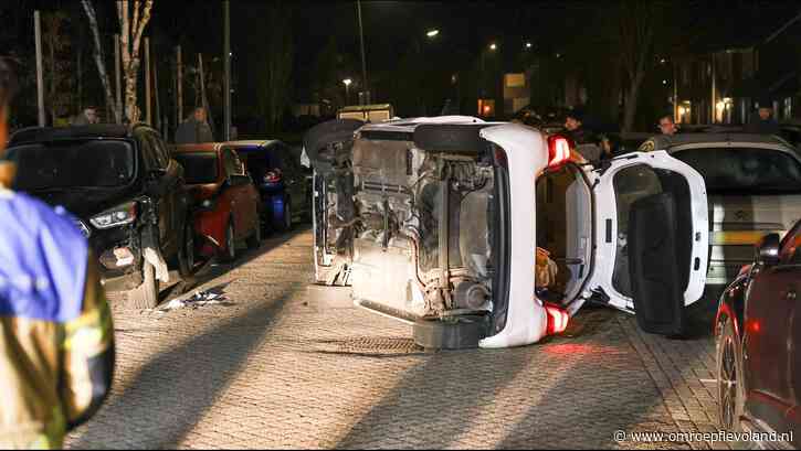Urk - Vreemd ongeluk: auto belandt op zijkant in Urker woonwijk
