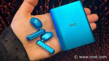 This Wireless Earbuds Case Can Also Your Charge Your Phone