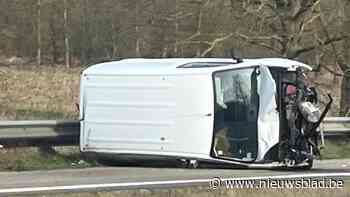 Bestelwagen op z’n kant op E313 in Hasselt, veel verkeershinder richting Antwerpen