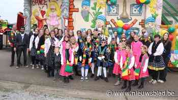 Reus trekt stoet van De Zweitzökskes in Ophoven op gang