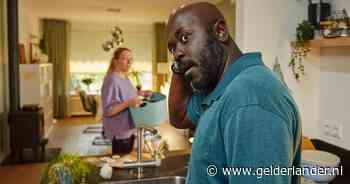 Drie sterren voor Netflix-serie Haantjes: ‘Blinkt uit in humor, maar voelt ook te braaf’