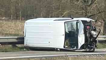 Bestelwagen op z’n kant op E313 in Hasselt, veel verkeershinder richting Antwerpen