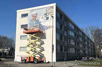Bijzondere muurschildering op gebouw aan de Kolfstraat in Purmerend