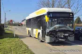 Hulpdiensten kunnen zwaar beschadigde bus net op tijd wegslepen voor wielerkoers arriveert