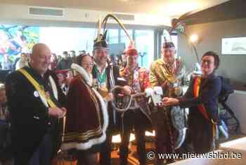 Carnavalskeizers krijgen sleutel van gemeentehuis in handen: “En nu in één rechte lijn naar de stoet”
