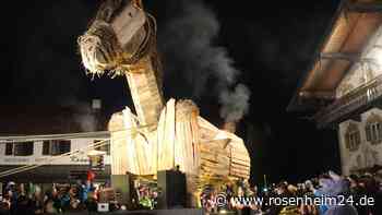 Nachtfaschingsumzug Oberaudorf – Party mit dem „Trump“el und einem Trojanischen Pferd