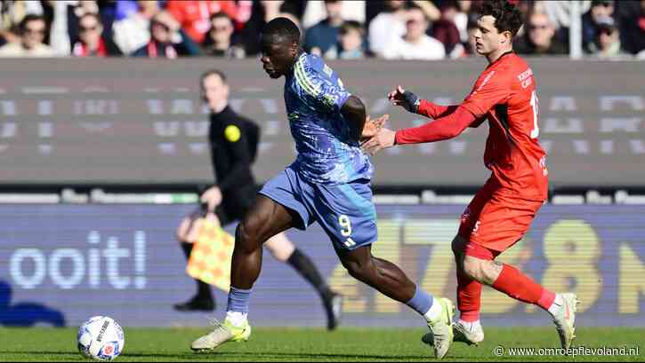 Almere - Hekkensluiter Almere City krijgt te weinig tegen koploper Ajax