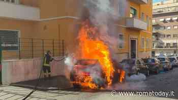 Incendio al Salario: auto avvolta dalle fiamme