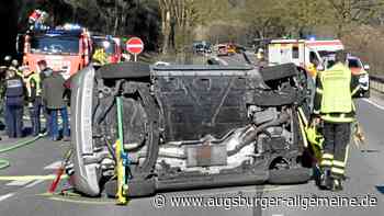 Mercedes überschlägt sich nach Kollission und kippt auf die Seite