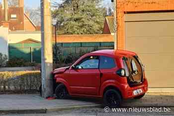 Bestuurder van Aixam knalt tegen elektriciteitspaal