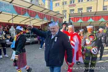 Ninoofs burgemeester Guy D’haeseleer krijgt slagboom op hoofd tijdens Carnaval Aalst: “Mooi souvenir meegebracht”