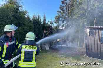 FW Celle: Heckenbrand in Hustedt droht auf Gartenhaus überzugreifen