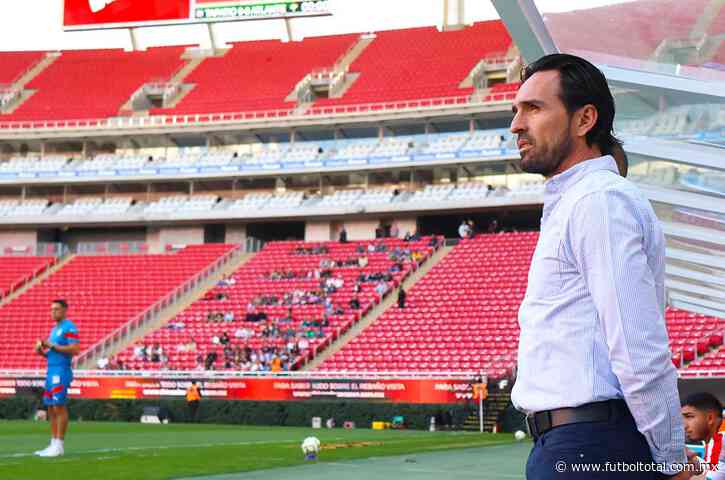 Tras no poder dirigir por reglamento, Gerardo Espinoza sería nuevo técnico de Chivas