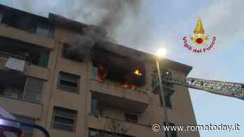 Incendio a Tor Marancia: appartamento avvolto dalle fiamme, salvate tre persone