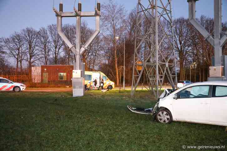 Automobilist botst op elektriciteitsmast in weiland