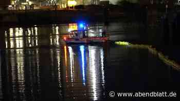 Öl läuft in die Elbe: Riesige Fläche Wasser verunreinigt