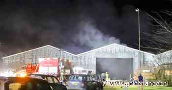 Hulpdiensten massaal naar grote brand in stal in Rhenoy, ook hulp van collega's ingeroepen